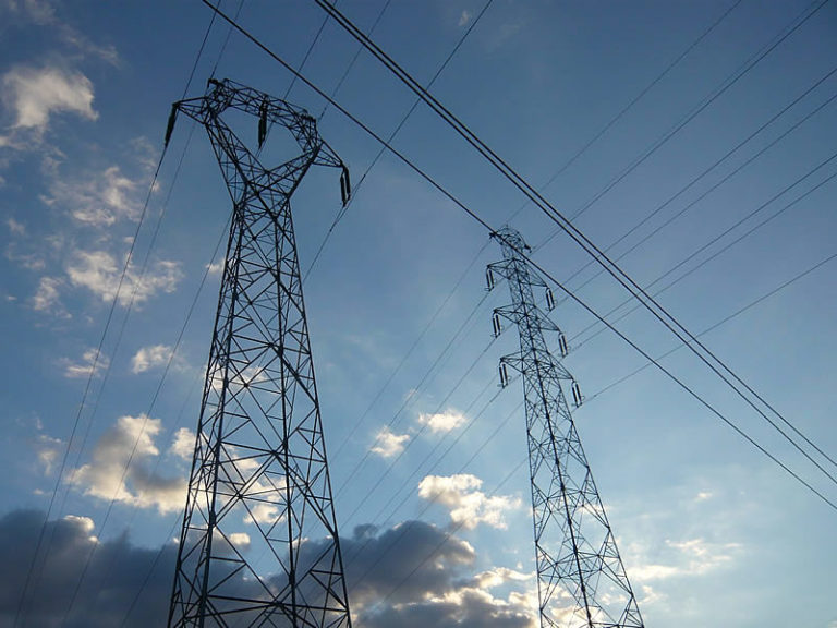 Image du ciel et des câbles électriques